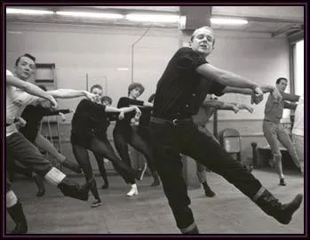 Considr comme l'un des grands chorgraphes metteurs en scne jazz de Broadway et d'Hollywood, il dveloppe une criture unique, aisment identifiable. Qui est-il (homme au 1er plan) ?