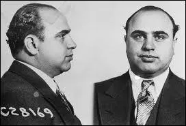 Quel clbre gangster tirait de grands bnfices des trafics illgaux d'alcool ?