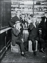 L'alcool frelat de contrebande tait trs dangereux car il contenait des produits nocifs. Quelles lsions provoquait-il en particulier ?