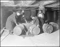 Une loi complta cet amendement, 'interdisant la production, la vente et le transport d'alcool'. Il s'agit du :