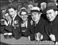 L'alcool devint ds lors rare et cher. Il fut l'objet de trafics parallles. On pouvait en consommer dans des bars clandestins appels :