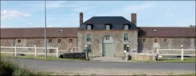 La Maison seigneuriale du Houx apparut dans les crits en quel sicle ?