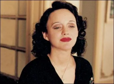 Marion Cotillard est la troisime actrice franaise  recevoir l'Oscar de la meilleure actrice aprs Simone Signoret et : :