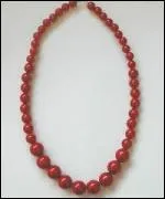 Ce collier de perles rouges est souvent port par quel membre de la famille Simpson ?