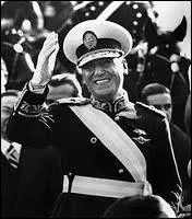 Président de l'Argentine de 1946 à 1955, il mit en uvre, avec sa femme Eva, un programme populiste.