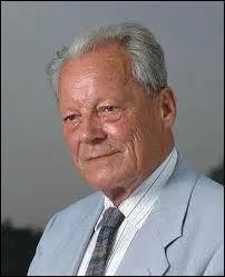 Chancelier de la République fédérale d'Allemagne de 1969 à 1974, il mena une grande politique de rapprochement avec l'Est.