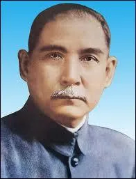 Fondateur du Guomindang, président de la République de 1921 à 1925, il fut le premier homme d'État moderne de la Chine.