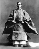 Célèbre empereur du Japon de 1926 à 1989, avec une fonction qui ne conserva qu'un caractère honorifique après la capitulation de son pays le 2 septembre 1945 suite aux bombardements atomiques.