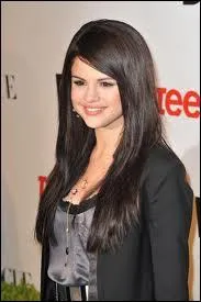 Qui chante  Hit the lights  ?