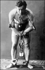 Harry Houdini, qui pratiquait boxe, natation, course, tait notamment spcialis dans les numros d'vasion, entrav, dans une malle emplie d'eau entre autres. Comment se nomme ce type de numros ?