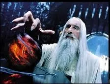 Celui-ci est la face obscure des magiciens de fiction, il est interprt par Christopher Lee, qui fut un clbre Dracula. Qui est-il ?