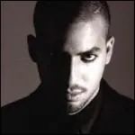 Voici le magicien amricain David Blaine; adepte de la magie de rue. Parmi ses tours incroyables, il russit ?