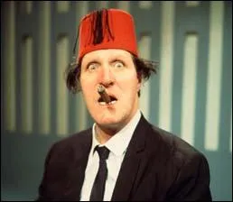 Voici Tommy Cooper, un magicien britannique, gallois, trs trs connu pour ses shows  la TV. Il appartenait  quelle catgorie de magiciens ?