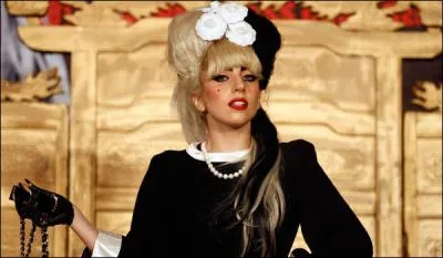 Avec qui la chanteuse a-t-elle perform lors des Grammy Awards 2010 ?