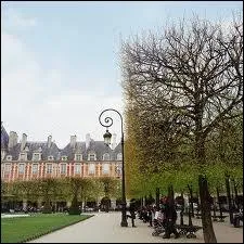 Quelle est cette place, l'une des plus belles de Paris ?