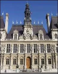 Dans quel style d'architecture  te reconstruit l'Hotel de Ville aprs son incendie en 1871 ?