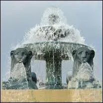 Devant quel btiment peut-on admirer cette Fontaine aux lions de Nubie ?