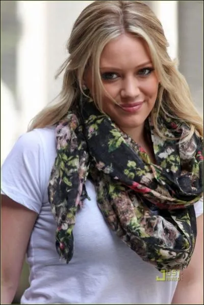 Comment s'appelle la star qui devient la petite amie de Dan ?