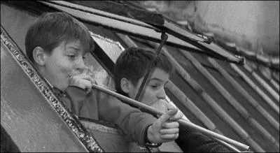 Comment s'appelle le cheval qui se trouve chez le copain d'Antoine ?