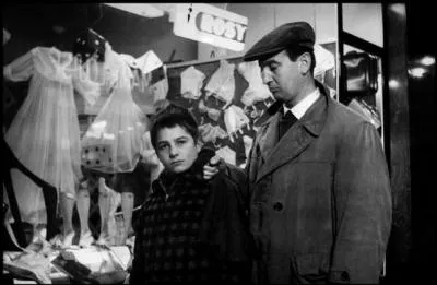 Que dit son pre  Antoine en l'emmenant au commissariat ?