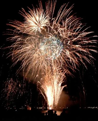 ''Ô Pierrot de lune / Ô monts et merveilles / Voilà que ma plume / Tombe de sommeil / Et comme une louve / Aux enfants frileux / La nuit nous recouvre / De son manteau bleu''