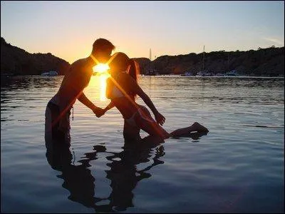 ''Elle chante, elle chante / La rivière insolente / Qui unit dans son lit / Les cheveux blonds, les cheveux gris''