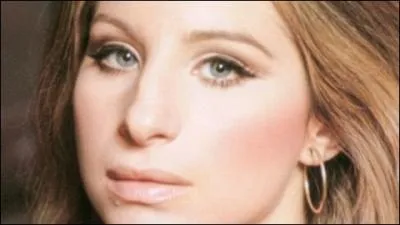 Quel est le titre interprété par le chanteur ou la chanteuse le ou la moins colorée.