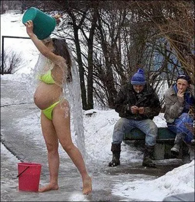 De quoi va accoucher cette femme qui n'a pas froid... au yeux ?