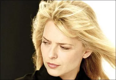 Dans quelle chanson de France Gall peut-on entendre ces paroles : 'Y a des silences qui disent beaucoup, plus que tous les mots qu'on avoue, et toutes ces questions qui ne tiennent pas debout' ?