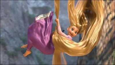 Quelle est la premire chose que fait Raiponce quand elle touche le sol ?