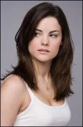 Cette fille s'appelle :