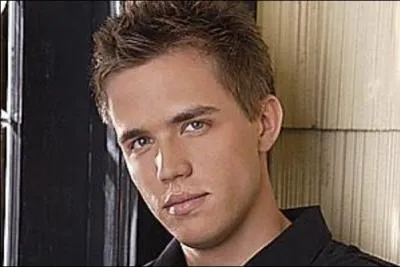 Ce mec est : ( dans toutes les saisons )