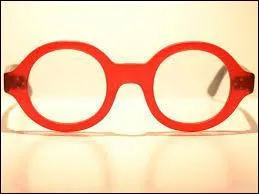 Qui porte des lunettes de vue rouges aux verres trs pais ?