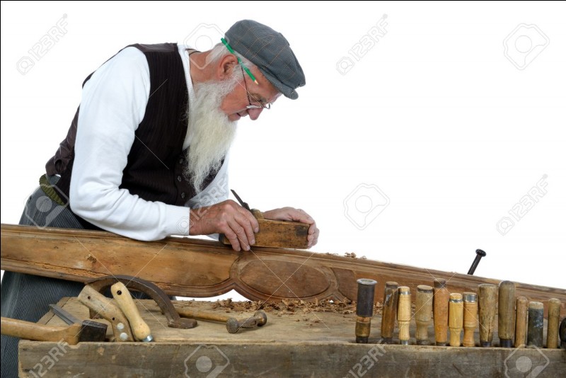 Que signifie le mot « menuisier » que nous différencions depuis 1382 du charpentier ?