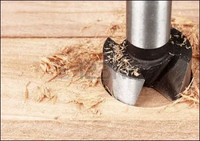 Allons au cur du sujet. Que veut faire le menuisier en maniant la tarière ?