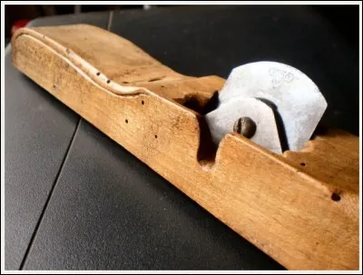 Menuisier, métier passionnant qui permet de faire des « tarabiscots ». Que produit-il alors ?