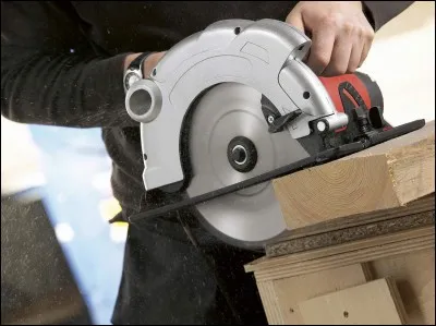 Dans quel sens la scie déligneuse coupe-t-elle le bois ?