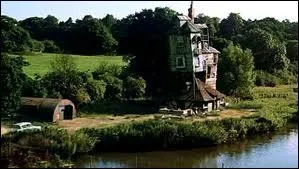 Si un anglais parlait du Terrier (Maison des Weasley), quel mot emploierait-il ?
