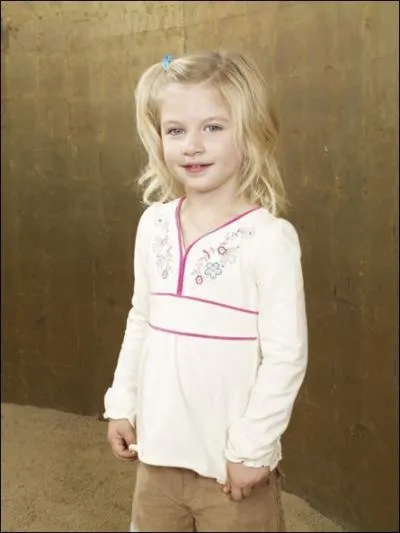 C'est la plus jeune des filles de la famille Dubois :