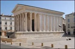 O se situe ce monument ? Maison carre.