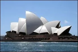 Quel est ce magnifique btiment dont l'architecte est Jorn Utzon ?