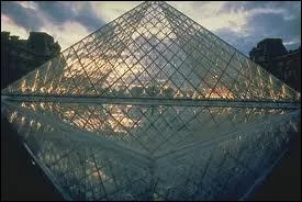 Qui est  l'origine de cette russite architecturale magistrale, mariant l'Histoire avec ... l'Histoire ?