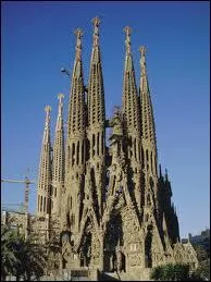 C'est Gaudi qui l'a commence, mais elle n'est toujours pas acheve, qu'est-ce ?