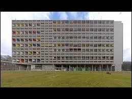 Cit radieuse, c'est  voir, qui fut ce prcurseur d'une architecture 'humaine' ?