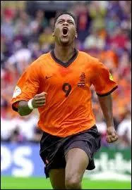 Il dtient le record des buts marqus avec la slection nerlandaise avec un total de 40 buts pour 79 matches, il s'agit de ... .