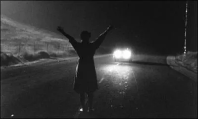 Tout commence sur une route de nuit. Une femme court dans l'obscurit. C'est une fugitive, elle est :