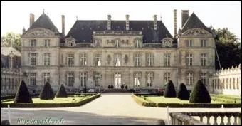 Class monument historique depuis 1994, ce palais est une ancienne rsidence royale et impriale situ dans l'Oise.