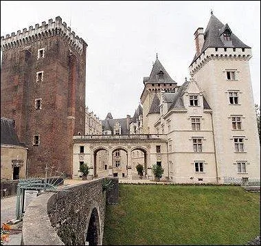 Ce chteau doit sa clbrit pour avoir vu la naissance du roi de France et de Navarre Henri IV.