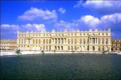 Chteau construit sous le rgne de Louis XIV, avec pour particularit de somptueux jardins et labyrinthes.