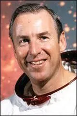 Tom Hanks dans Apollo 13, a interpr�t� ce Jim astronaute, qui commandait la mission